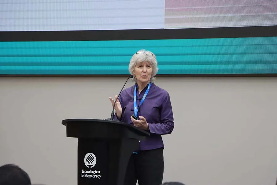 Mary Burns, educadora, impartió una plática sobre los retos de implementar inteligencia artificial en la educación. 