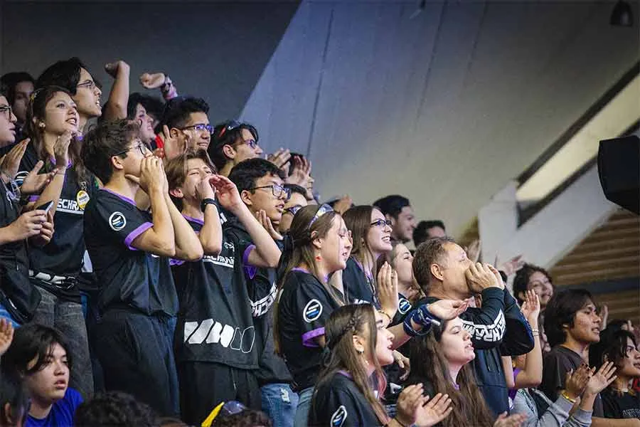 Equipo MechRams 9301 de robótica de PrepaTec Chihuahua apoyando a su robot.