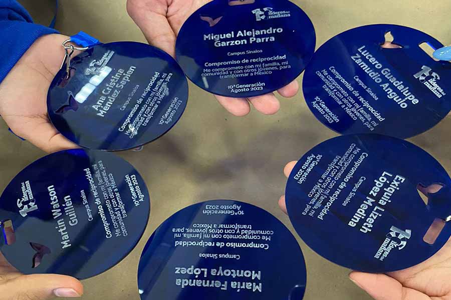 medallas de lideres del mañana alumnos becados con proyectos sociales