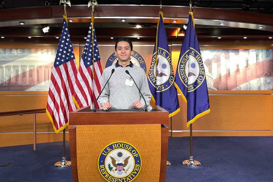 El estudiante de comunicación cubrió eventos desde el Congreso Estadounidense.