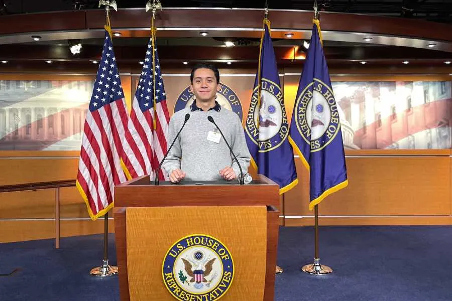 El estudiante de comunicación cubrió eventos desde el Congreso Estadounidense.