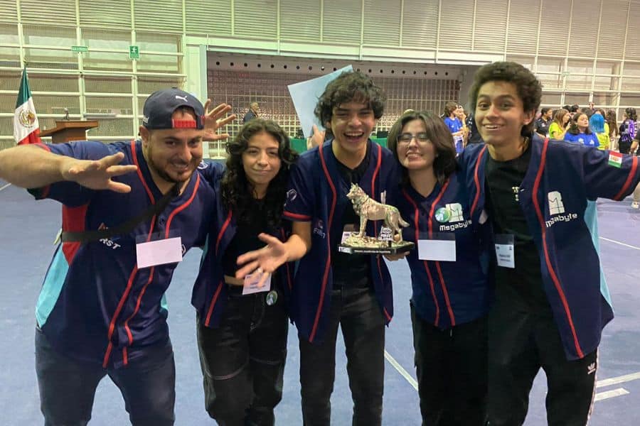 Integrantes de Megabyte festejando el segundo lugar nacional en el torneo nacional FIRST.