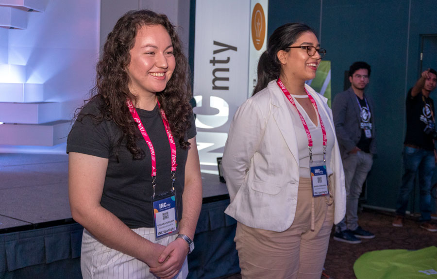 melissa bojorquez y Fernanda Gutierrez exponiendo su proyecto en incmty