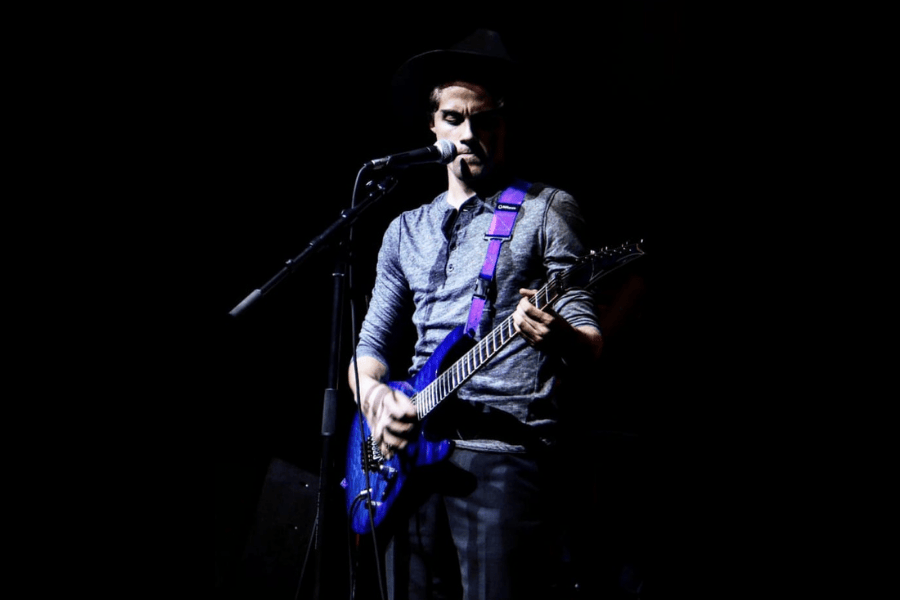 David Muñoz en presentación junto a su guitarra. Foto: cortesía.