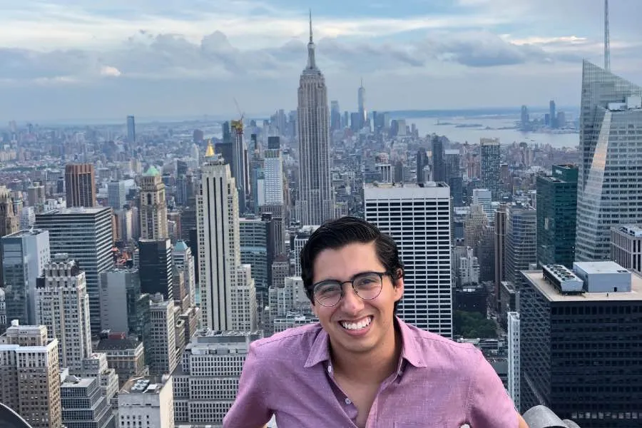 Memo Rivera en Nueva York con el Empire State de fondo