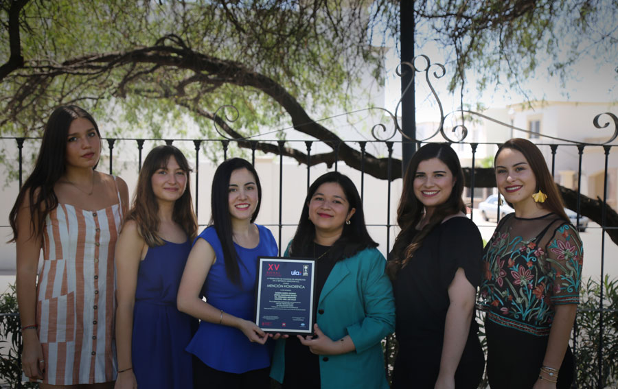 Alumnas ganadoras en la bienal nacional