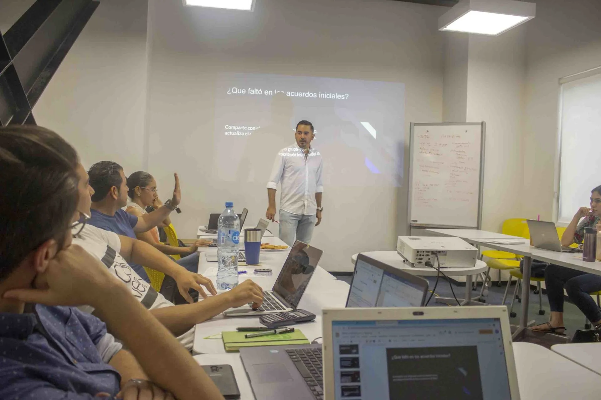 Mentor dando su mentoring class para la primera generación de la ruta del emprendedor