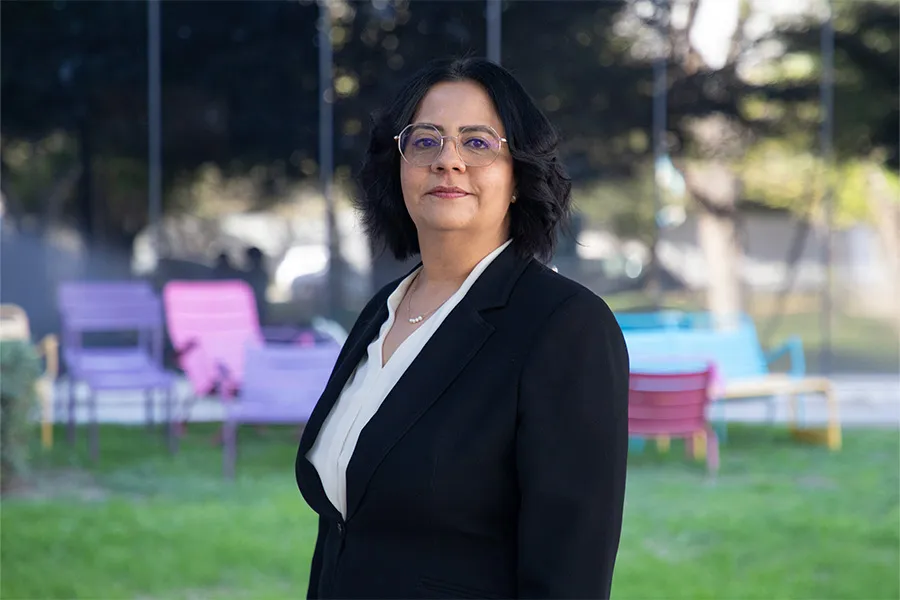 Directora de Mentoría de Prepatec Laguna posa a fotografía al aire libre