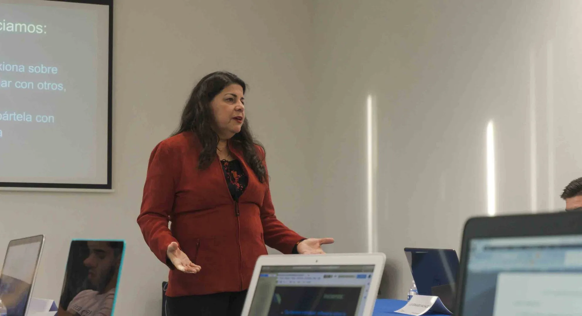 Mentora dando su mentoring class para la primera generación de la ruta del emprendedor