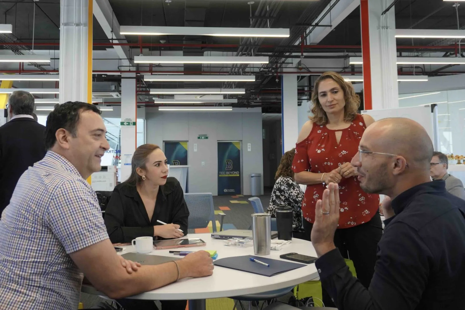 Mesa de análisis entre academia y clúster de la construcción