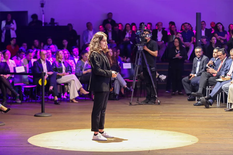 Victoria de León presenta Ontla, la primera biotinta invisible UV mexicana hecha con residuos de camarón.