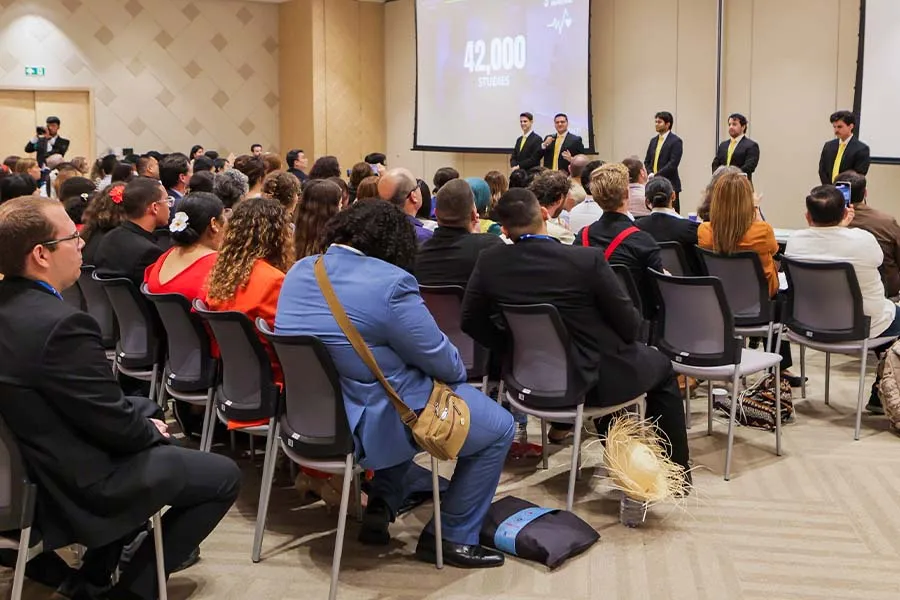 5 jóvenes presentando ante un público.