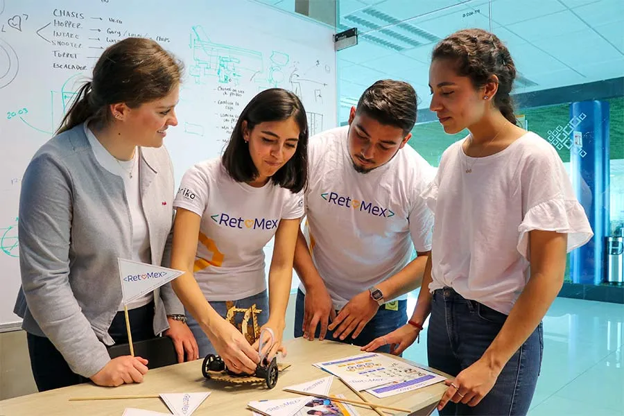 Miembros y colaboradores de RetoMex probando uno de sus diseños como parte de su programa de robótica a niños y niñas.