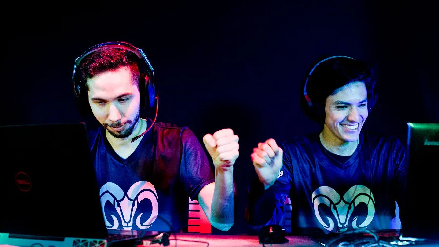 Miembros del equipo Absolution chocando puños