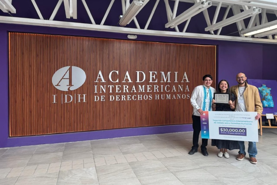 Milka y Luis recibiendo el premio al obtener el primer lugar en la competencia.