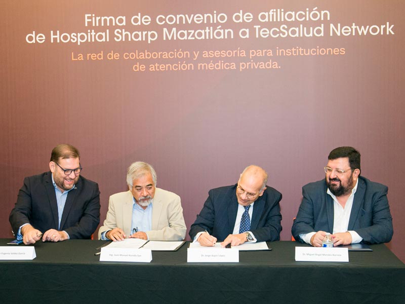 Momento de la firma de afiliación del Hospital Sharp Mazatlán a TecSalud Network.