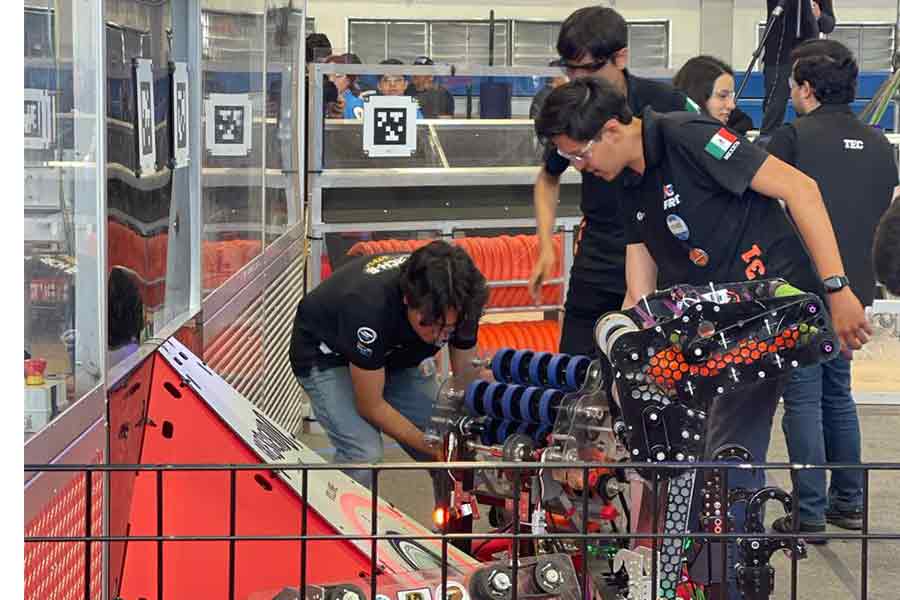 Estudiantes junto a su robot en la competencia regional de FIRST en Hermosillo, Sonora