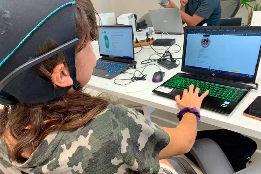 La estudiante de PrepaTec asistió al laboratorio Mostla del Tec campus Monterrey para analizar las señales cerebrales con herramientas de alta tecnología.