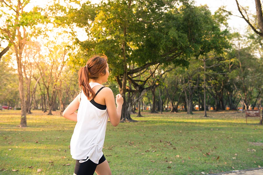 mujer-parque-corriendo