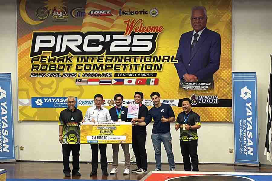 EXATEC recibiendo el premio de la competencia en Perak. Foto: Cortesía.