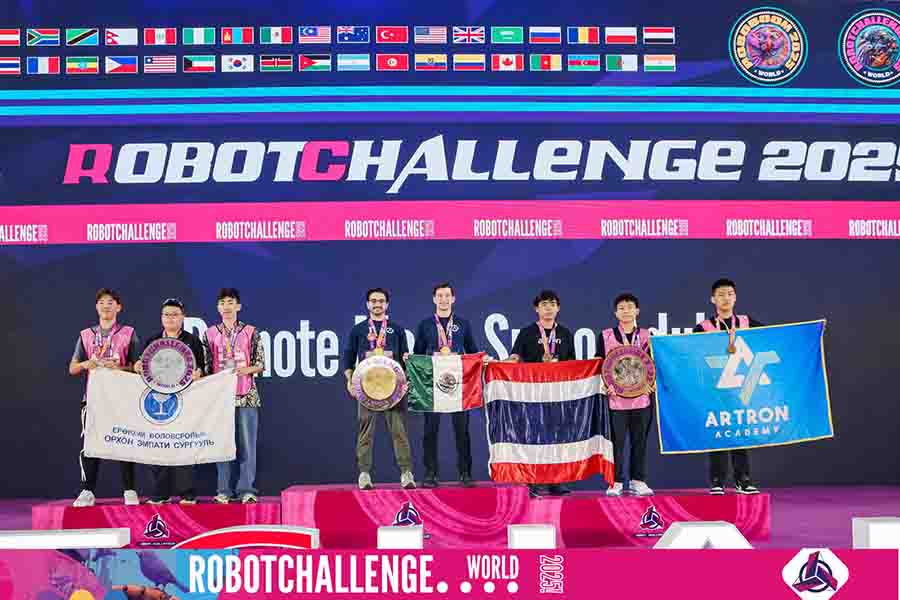 Premiación de primer lugar en categoría sumo radiocontrol en Beijing, China.