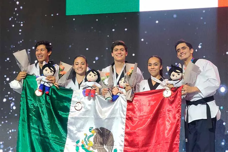 Entrega estudiante del Tec bronce a México en Mundial de Taekwondo