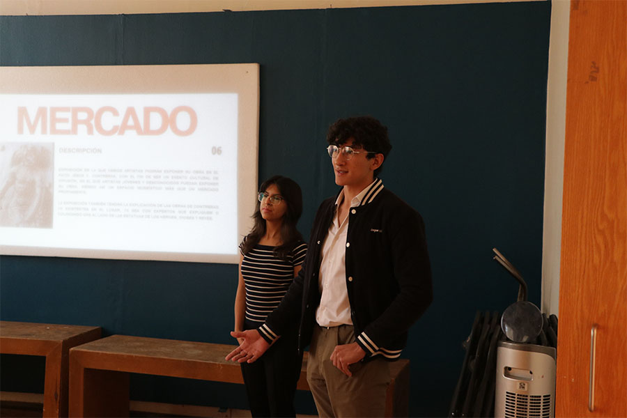 Alumno presentando su proyecto