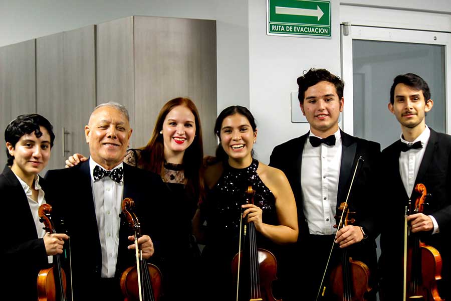 Natalia Durán con el equipo de violas de la orquesta. 