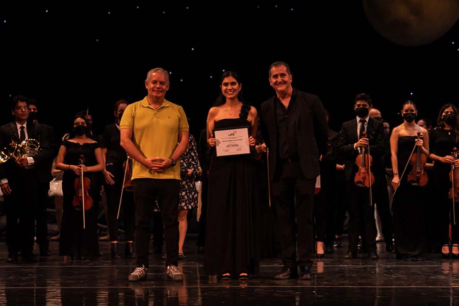 La alumna del campus Monterrey recibió un reconocimiento por su paso por la orquesta. 
