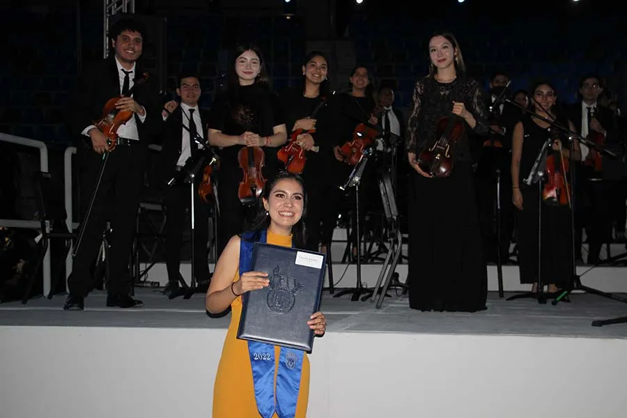 Natalia Durán fue felicitada por sus compañeros de orquesta en su graduación.
