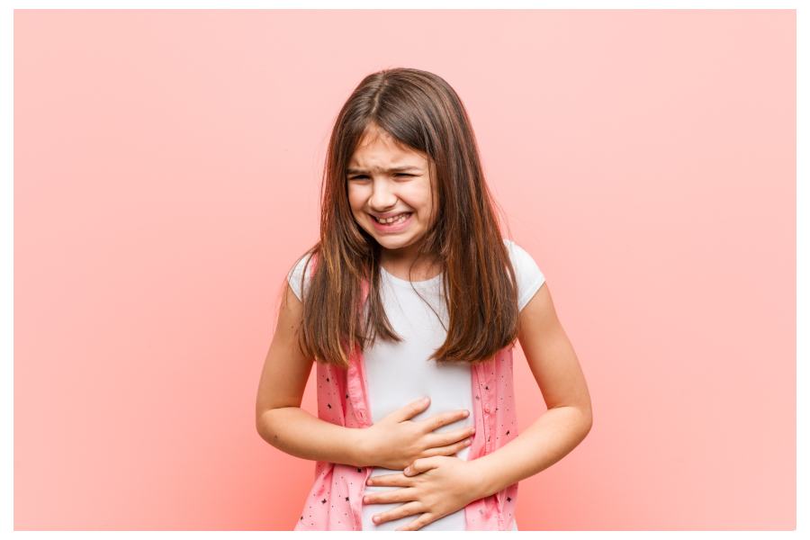 Niña con dolor de estomago