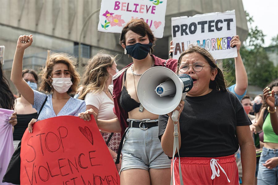 Niña en protesta feminista