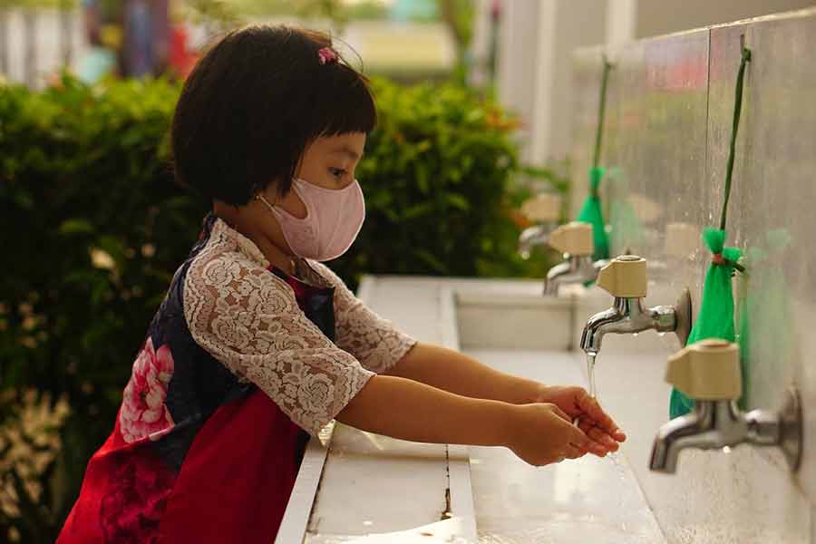 niña con cuidados ante covid