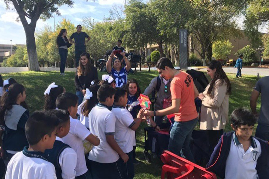 Niños en convivio con alumnos del Tec