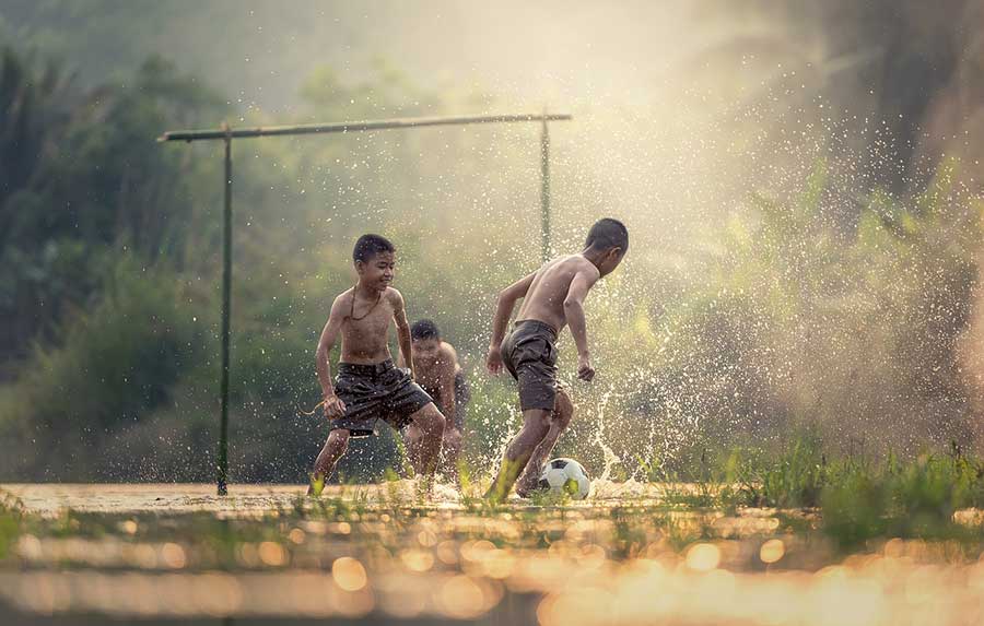 niños jugando futbol