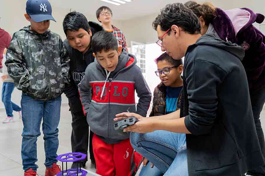 Niños jugando con el robot