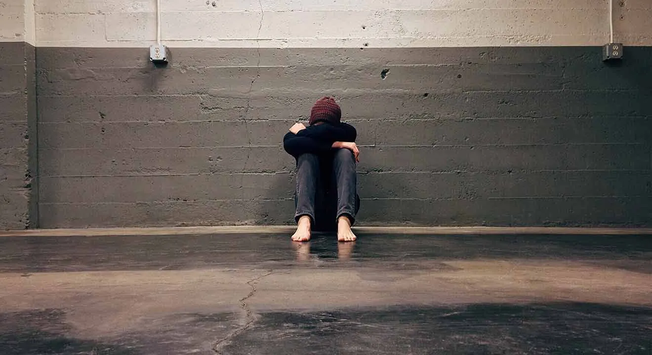 Chico absorto en su depresión