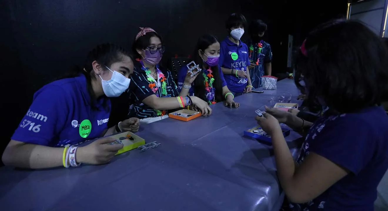 Equipo de KeyBot impartiendo taller de mecánica.