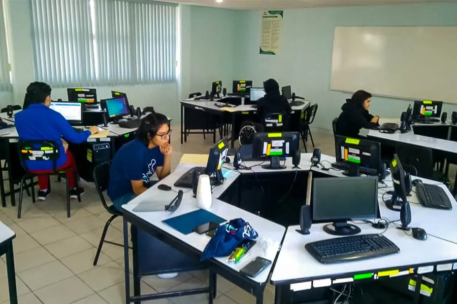 delegación del estado separandos por mesas redondas para trabajar en computadoras