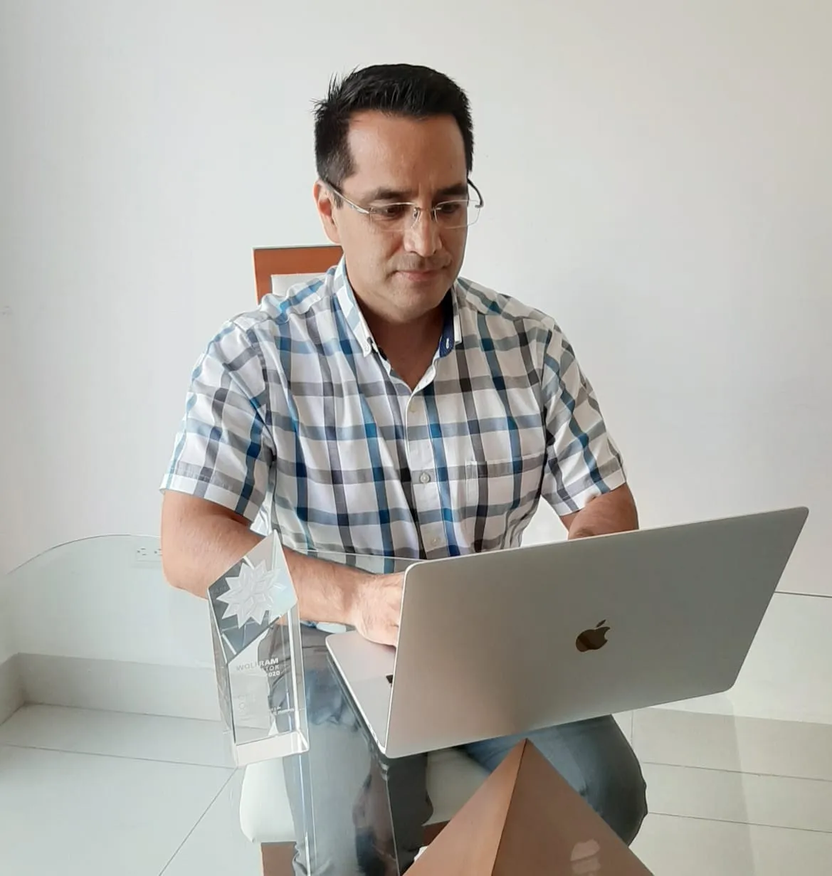 El profesor Olmos ha utilizado Mathematica para sus investigaciones en óptica.