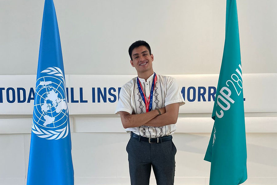 Antonio junto a la bandera de la ONU y de la COP28