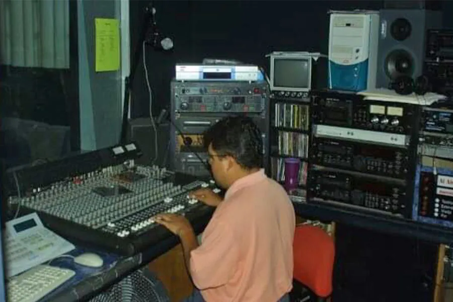 Decenas de estudiantes que han sido operadores y locutores años atrás, hoy se encuentran trabajando en medios profesionales.