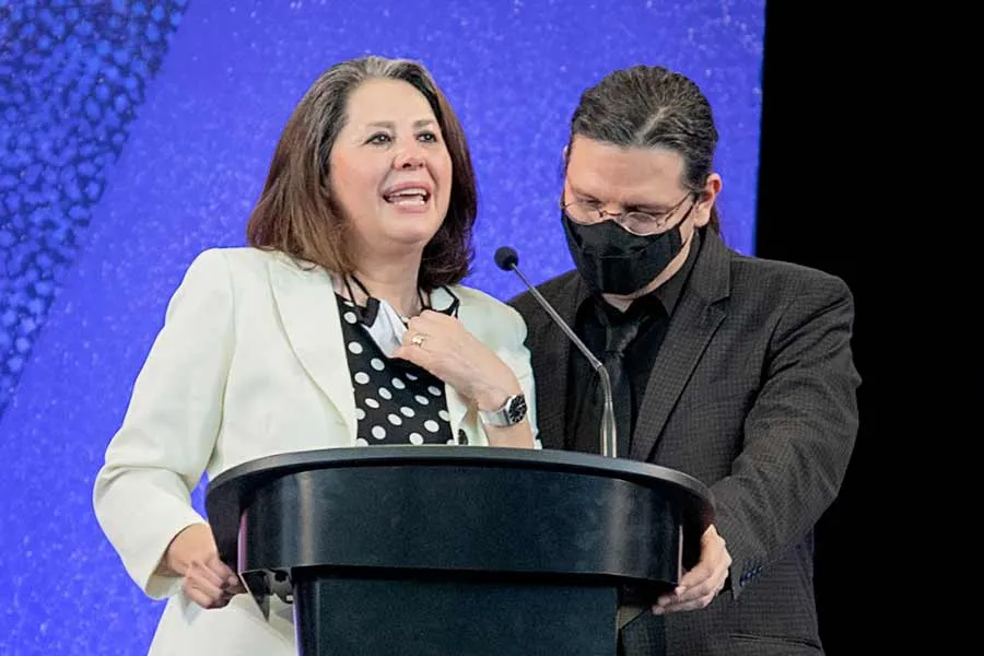 Oralia y Ram&oacute;n de la Pe&ntilde;a, hijos del rector honorario vitalicio del campus Monterrey, agradecieron el homenaje. 