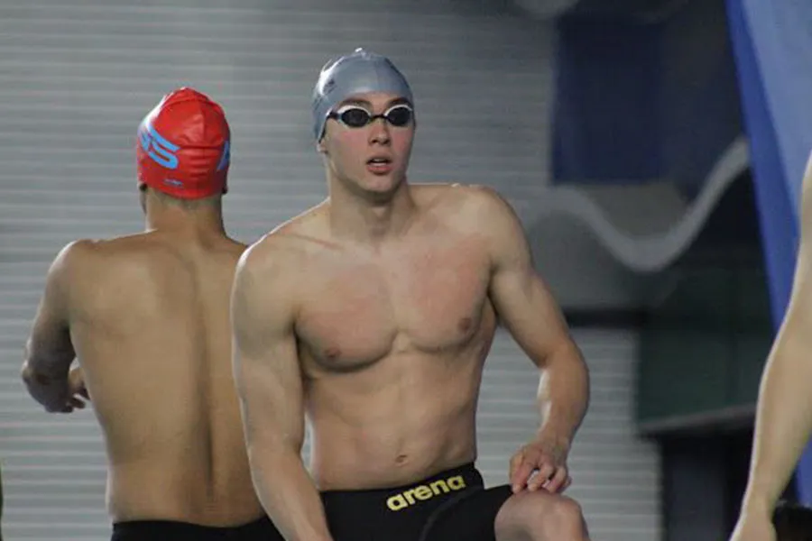 Salvador Medina en competencia de natación