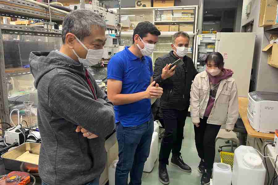 Explicando proyecto de microalgas en Japón
