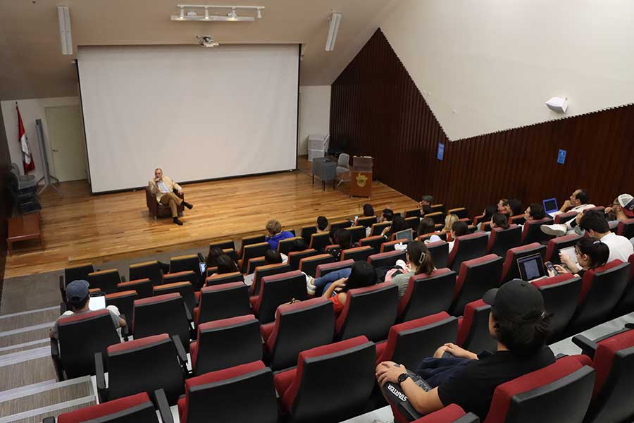 Francisco 'Paco' Calderón compartió su trayectoria somo historietista con los estudiantes.