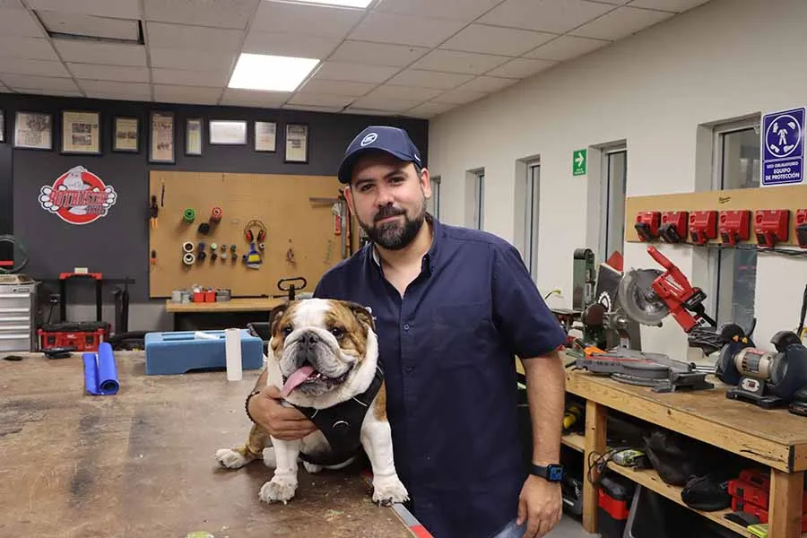 Francisco Guerra, líder nacional de robótica de PrepaTec, junto a su mascota Bowser.