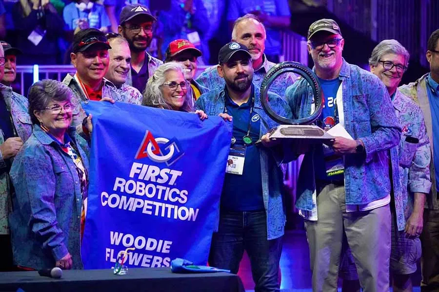 Francisco Guerra, líder nacional de robótica de PrepaTec, recibiendo el Woodie Flowers Award.