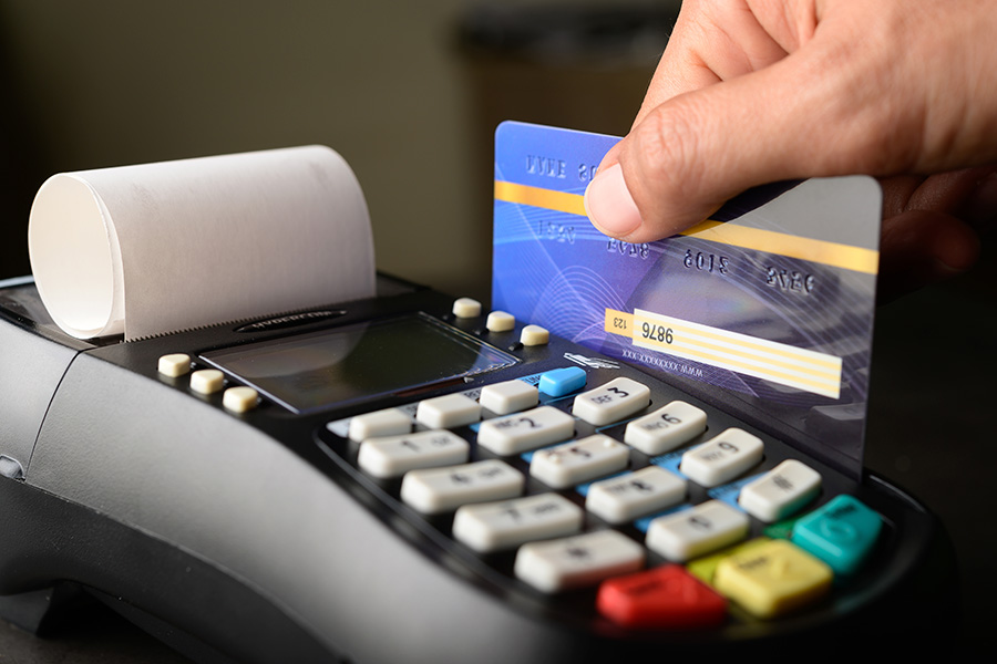 Cada vez más mexicanos pagan con tarjetas de crédito