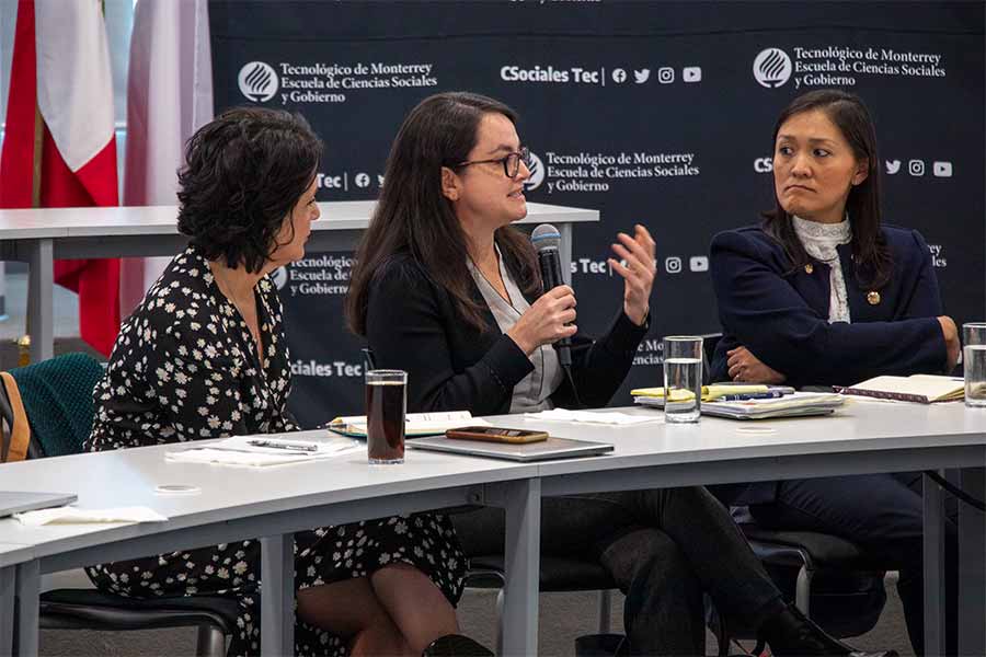 Académicos de diversas universidades participaron en el panel Erosión Democrática